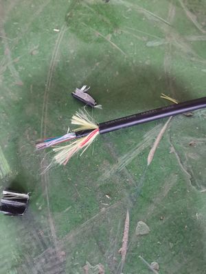 머리위 ADSS는 300m 광섬유 케이블 8 12 48 96 144 핵심 광섬유 케이블에 걸쳐 이어집니다