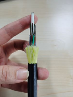 머리위 단일 피복 모든 유전성 자립하 ADSS가 200m 12 24 48 핵심 피브라 옵틱 케이블에 걸쳐 이어집니다